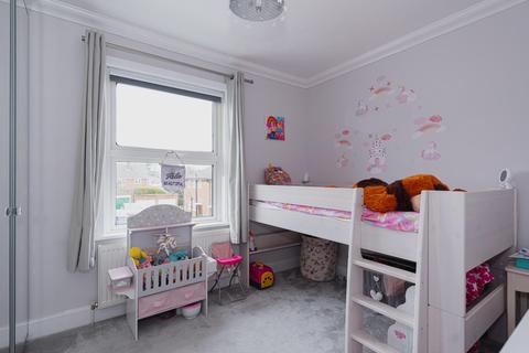 32 Andrews Close, Epsom, KT17 4EX