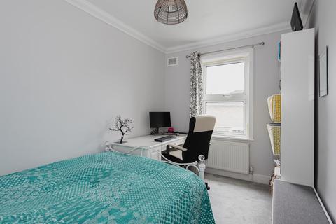 32 Andrews Close, Epsom, KT17 4EX