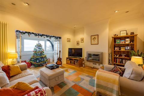 3 bedroom penthouse for sale - Hampton Court, Grand Parade, Leigh-On-Sea