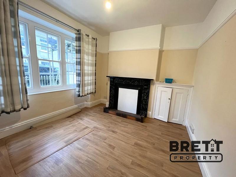 Trafalgar Road, Milford Haven... 2 bed terraced house £650 pcm (£150 pw)