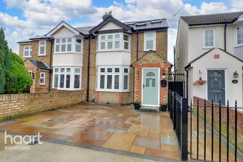 20 Cross Road, Mawneys, Romford, RM7 8AT