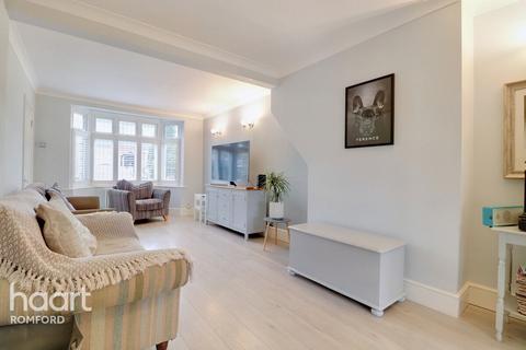 20 Cross Road, Mawneys, Romford, RM7 8AT