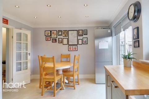 20 Cross Road, Mawneys, Romford, RM7 8AT
