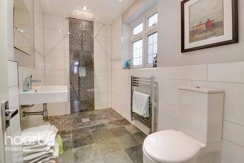 20 Cross Road, Mawneys, Romford, RM7 8AT