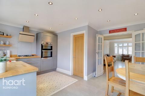 20 Cross Road, Mawneys, Romford, RM7 8AT