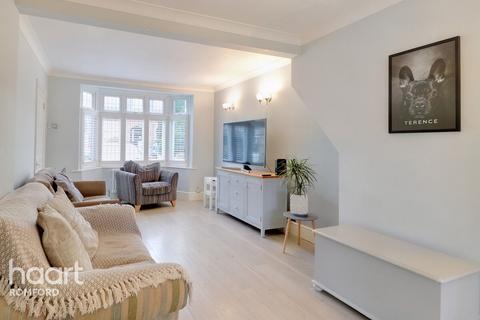 20 Cross Road, Mawneys, Romford, RM7 8AT