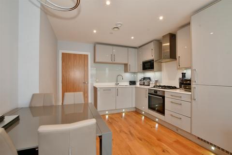 2 bedroom apartment for sale, Cavalier Close, Wallington, Surrey