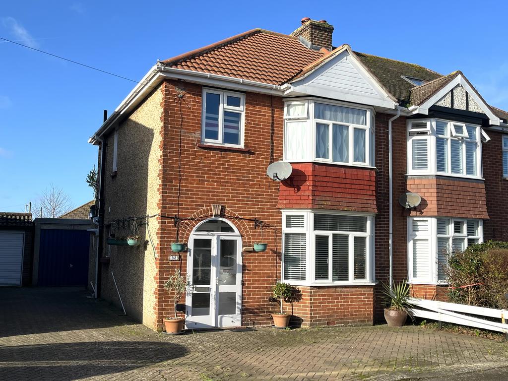 Charlesbury Avenue, Gosport PO12 3 bed semidetached house £385,000