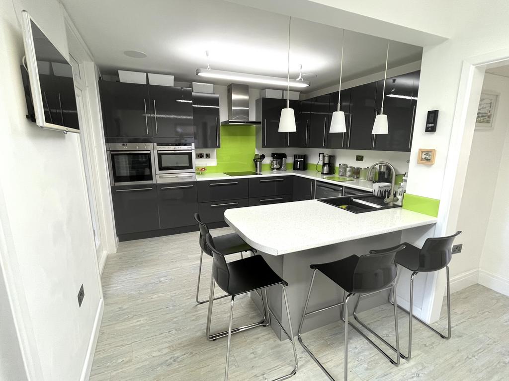 Charlesbury Avenue, Gosport PO12 3 bed semidetached house £385,000