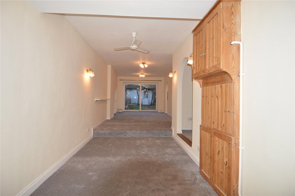 Three Oaks Road, Wythall, Birmingham, Worcestershire, B47 3 bed semidetached house £1,200 pcm