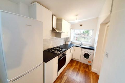 3 bedroom end of terrace house to rent - Glyn Road, London E5