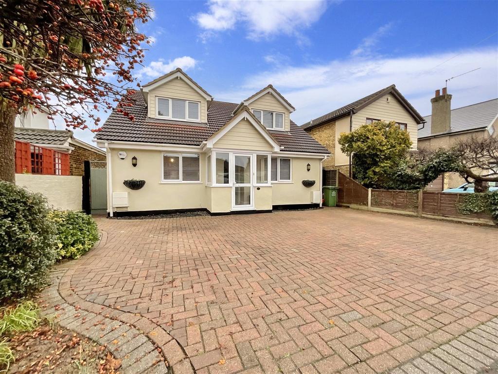 Harold Gardens, Wickford, Essex 4 bed bungalow for sale £550,000