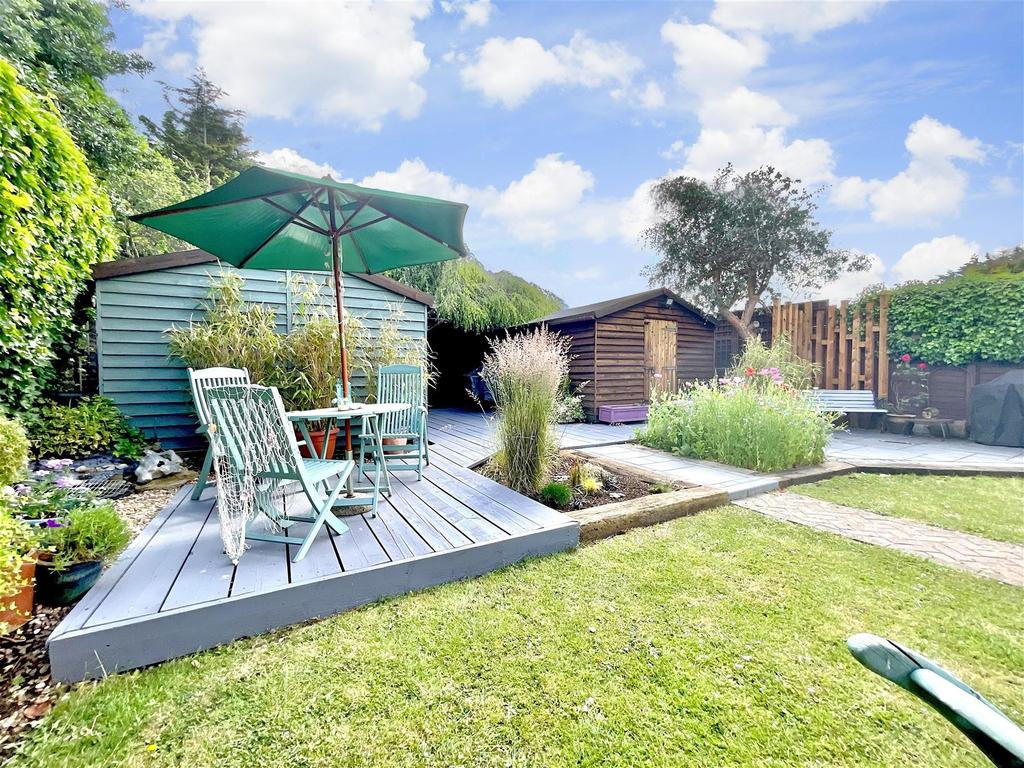 Harold Gardens, Wickford, Essex 4 bed chalet for sale £550,000