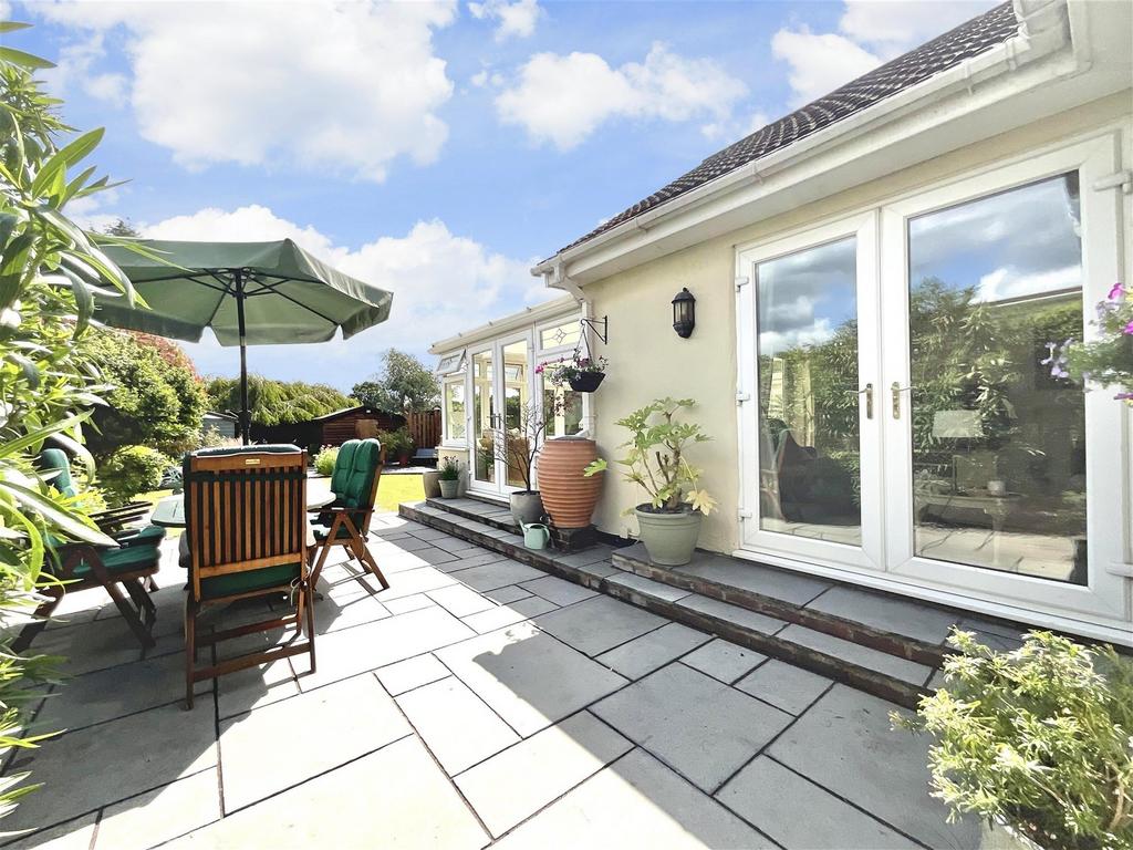 Harold Gardens, Wickford, Essex 4 bed chalet for sale £550,000