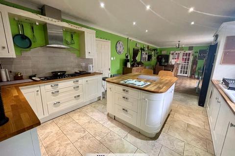 5 bedroom detached bungalow for sale - Llys Idris, St Asaph, Denbighshire
