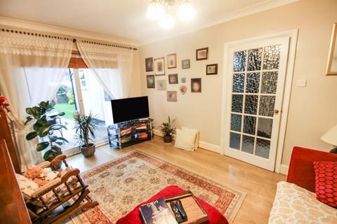 3 bedroom semi-detached house to rent, Pinner Road, Northwood