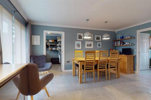 20 Clegg Square, Shenley Lodge, Milton Keynes, MK5 7HG