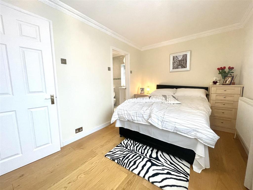 Lavender Hill, Enfield 1 bed in a house share £950 pcm (£219 pw)