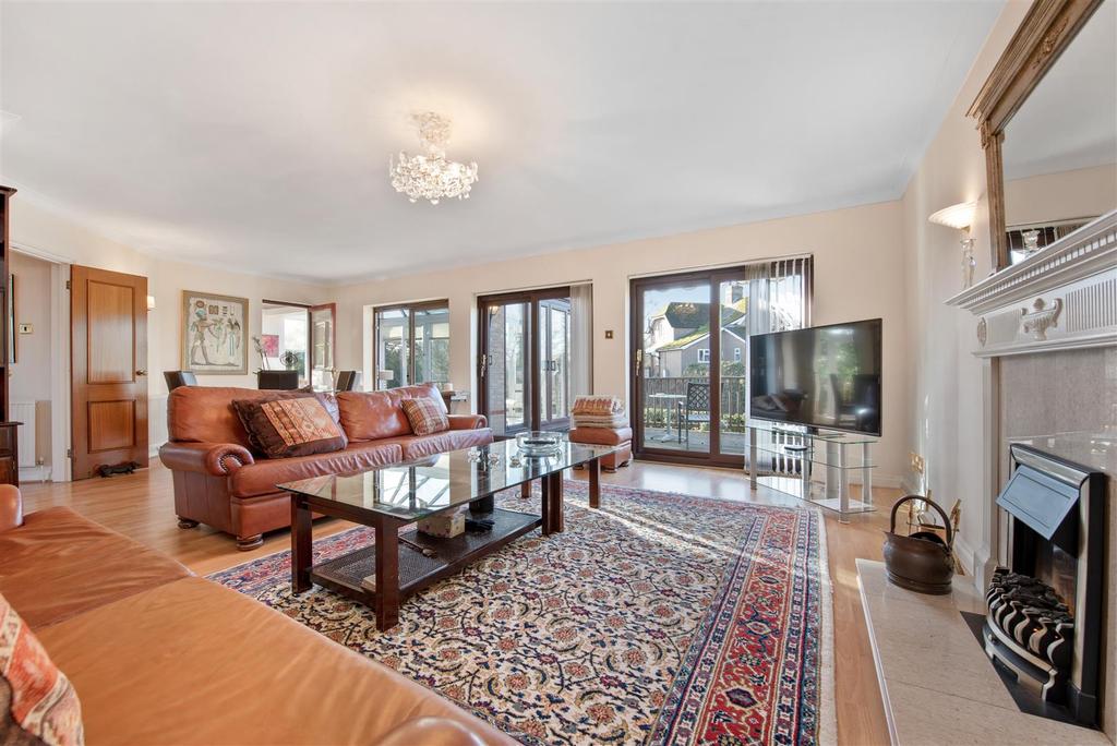 Ham Island, Old Windsor 4 bed detached house £7,500 pcm (£1,731 pw)