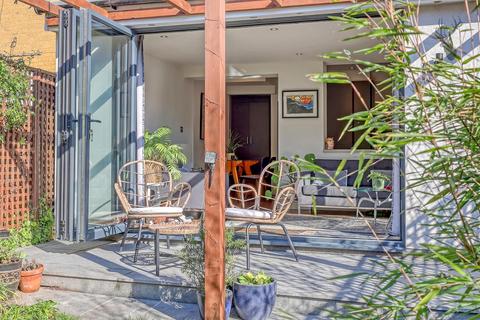 2 bedroom house for sale, White Horse Lane, Stepney Green