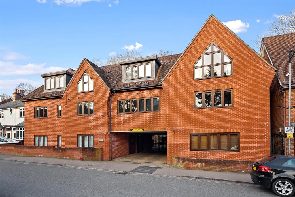 Lower Road, Chorleywood, Rickmansworth 1 bed apartment £1,200 pcm (£