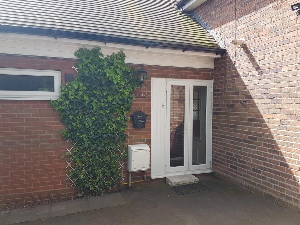 Lawnswood, Stourbridge DY7 1 bed flat to rent £800 pcm (£185 pw)