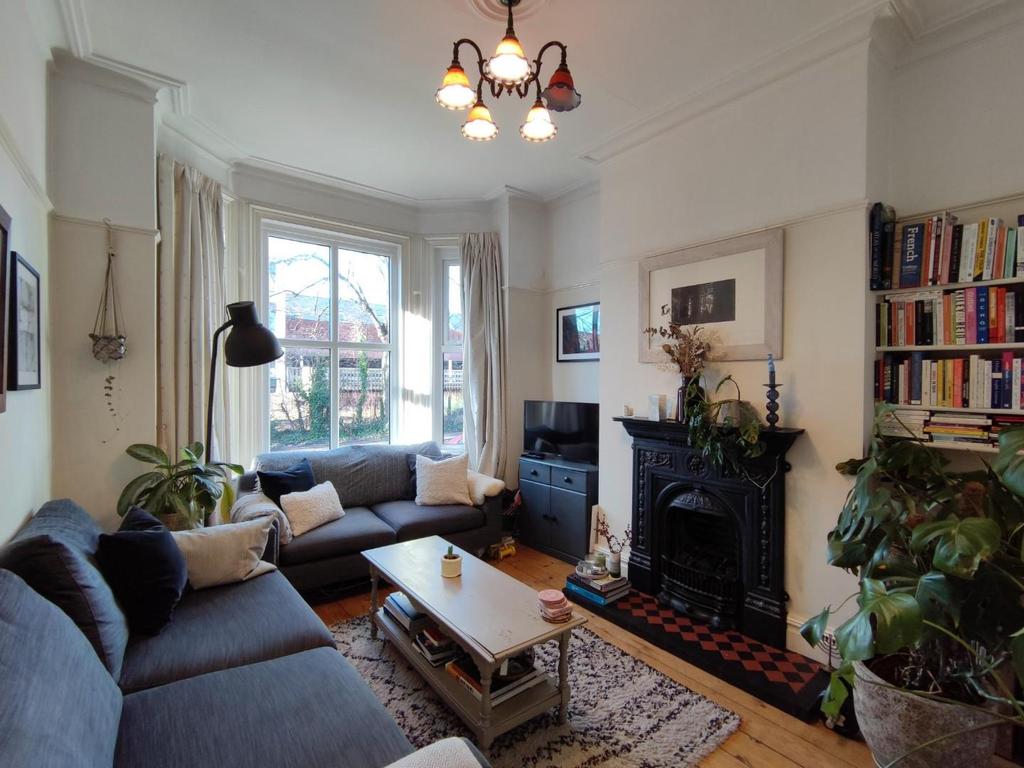 Victoria Road, Hale 2 bed end of terrace house £1,300 pcm (£300 pw)