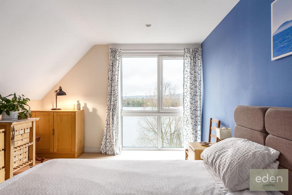 Master Ensuite bedroom with walk in wardrobe