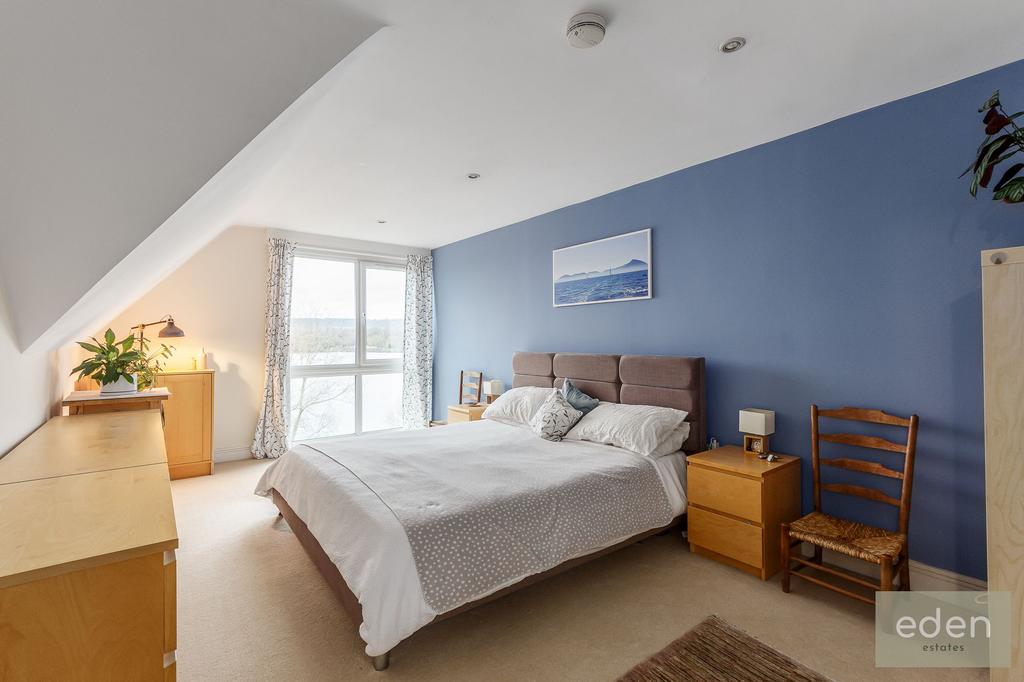 Master Ensuite bedroom with walk in wardrobe