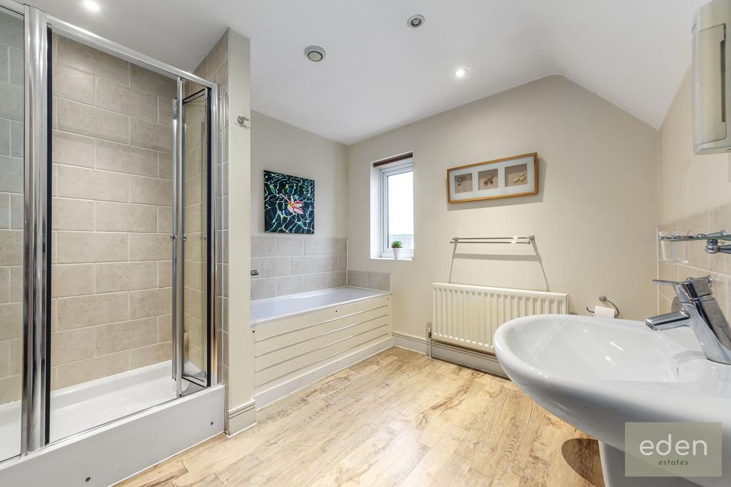Master Ensuite bedroom with walk in wardrobe