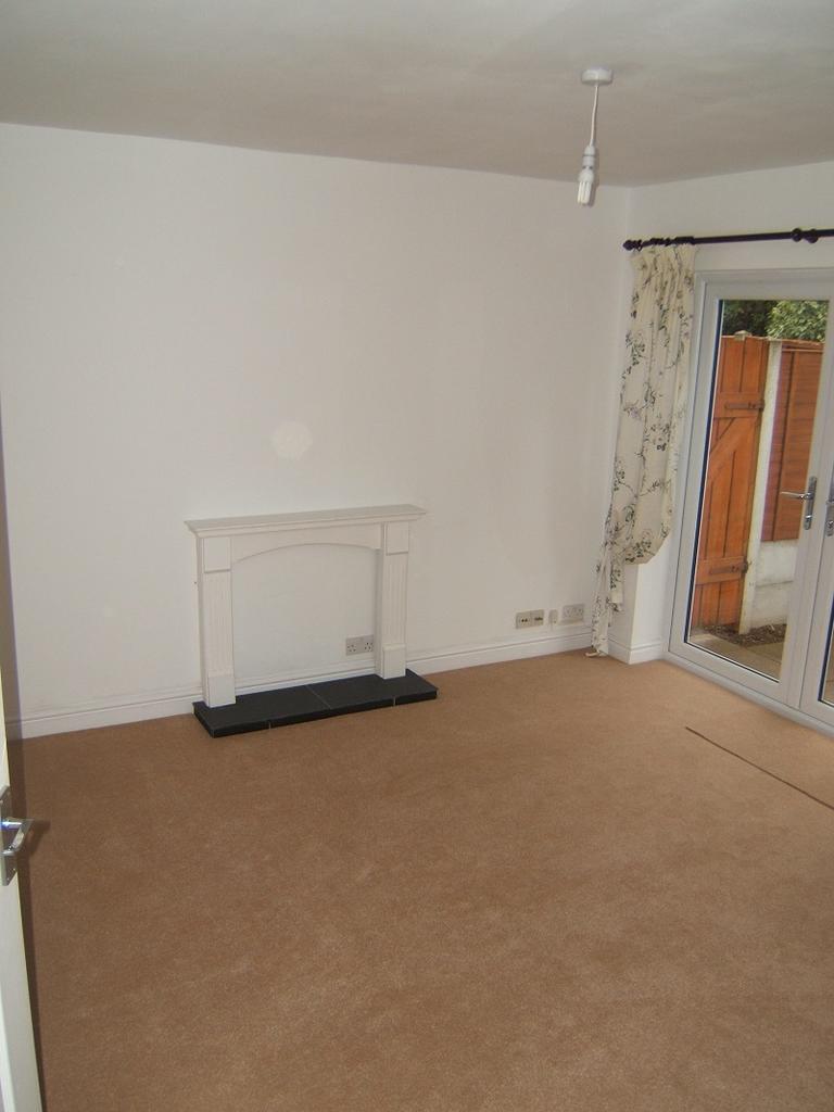 28 Mulberry Gardens - lounge.jpg
