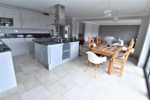 5 bedroom detached house to rent, Ham Island, Old Windsor, SL4