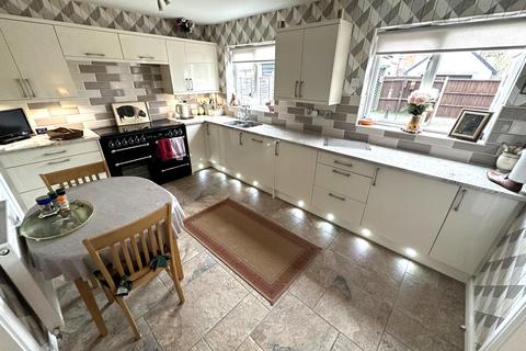 4 bedroom detached house for sale, Kingsmead, Stretton, Burton-on-Trent, DE13