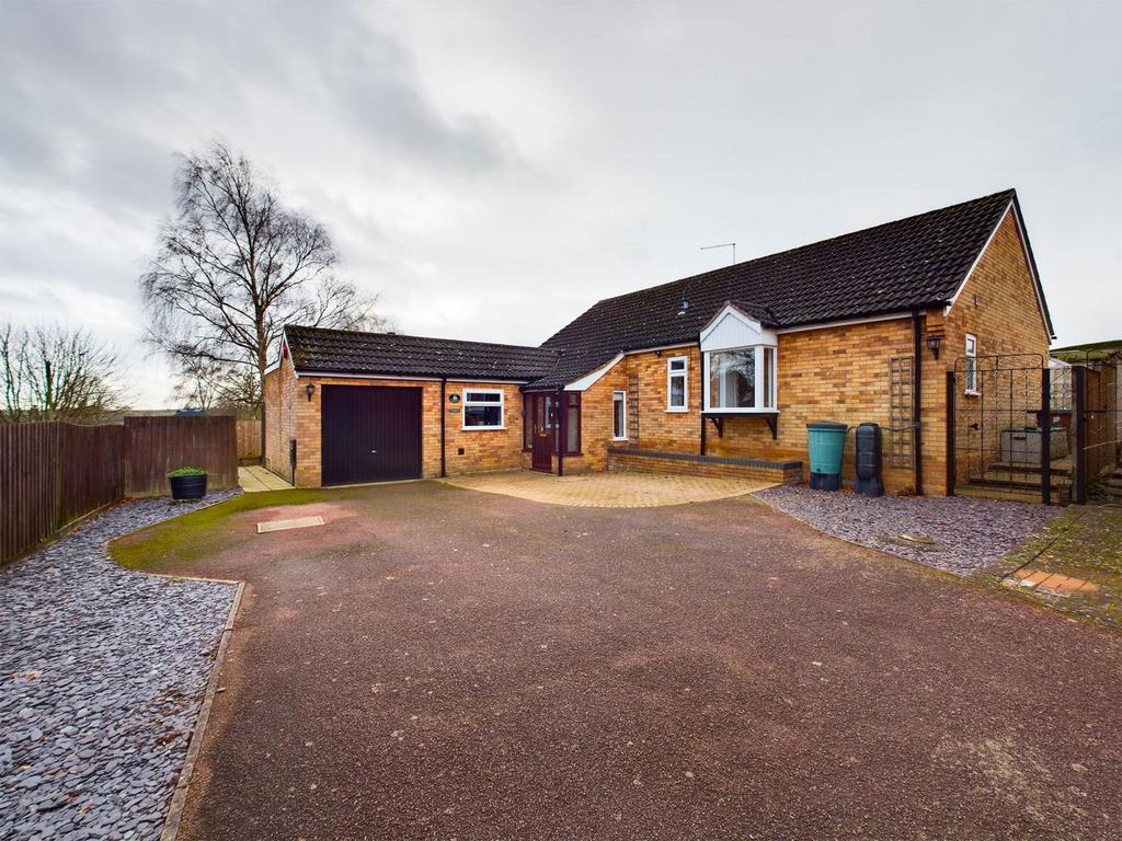 Church Hill, Ravensthorpe, Northampton NN6 8EP 4 bed detached bungalow