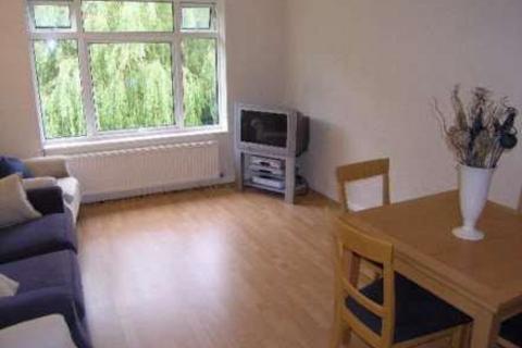 2 bedroom flat to rent, Pentland Road, Bushey, WD23