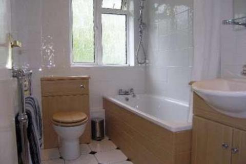 2 bedroom flat to rent, Pentland Road, Bushey, WD23