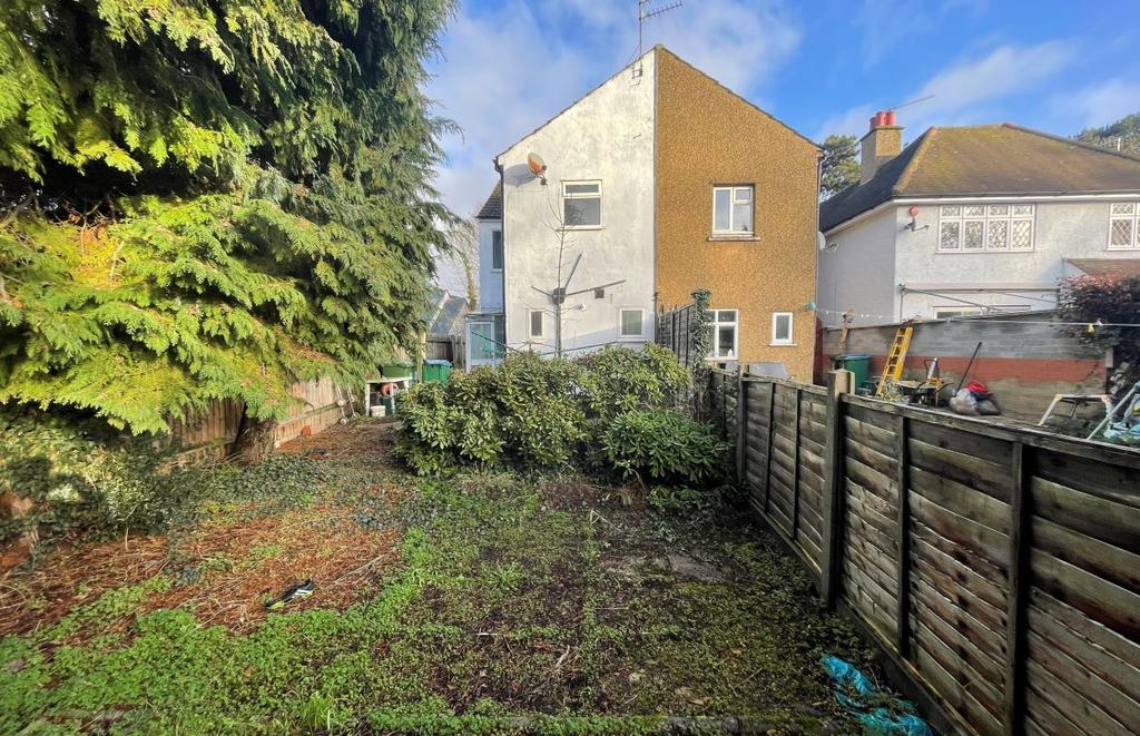 209 Horseshoe Lane, Watford... 4 bed semidetached house £250,000