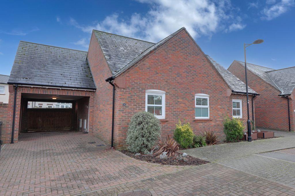 Monxton Place, Sherfield on Loddon... 2 bed detached bungalow £292,500