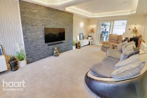 18 Hanover Gardens, Ilford, IG6 2RA