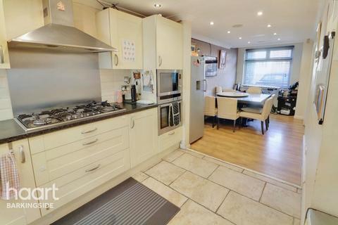 18 Hanover Gardens, Ilford, IG6 2RA