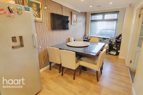 18 Hanover Gardens, Ilford, IG6 2RA
