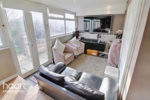 18 Hanover Gardens, Ilford, IG6 2RA