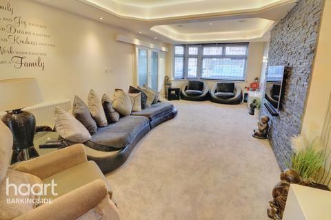 18 Hanover Gardens, Ilford, IG6 2RA