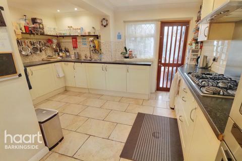 18 Hanover Gardens, Ilford, IG6 2RA
