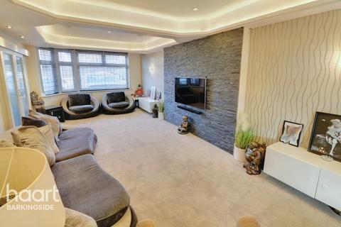 18 Hanover Gardens, Ilford, IG6 2RA