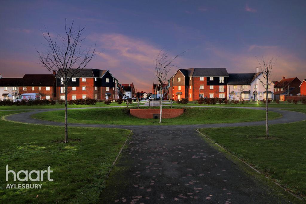 Nicholas Charles Crescent, Aylesbury 2 bed apartment £220,000