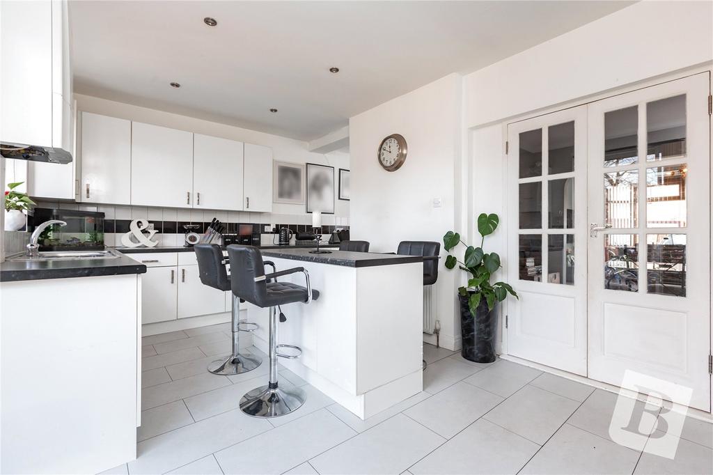 Sandown Avenue, Dagenham, RM10 3 bed terraced house £425,000