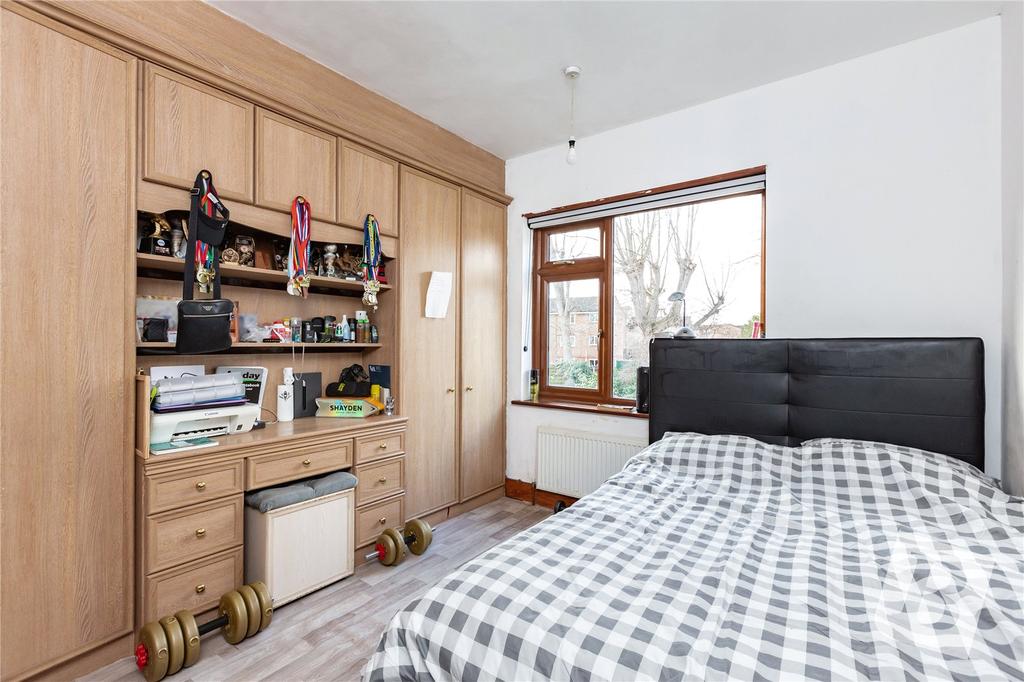 Sandown Avenue, Dagenham, RM10 3 bed terraced house £425,000