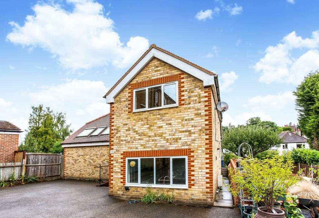 a West Road, Reigate, Surrey 3 bed detached house £2,450 pcm (£565 pw)