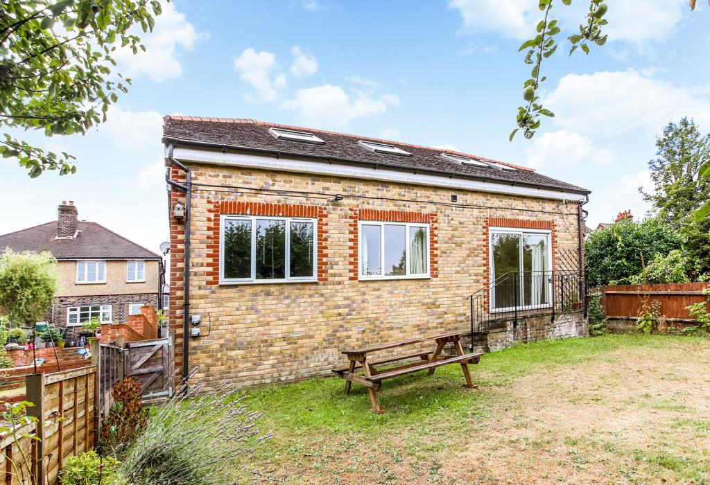 a West Road, Reigate, Surrey 3 bed detached house £2,450 pcm (£565 pw)